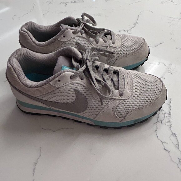 Nike Women's Md Runner 2 WMNS 749869-101 Low-Top Sneakers - Picture 3 of 4